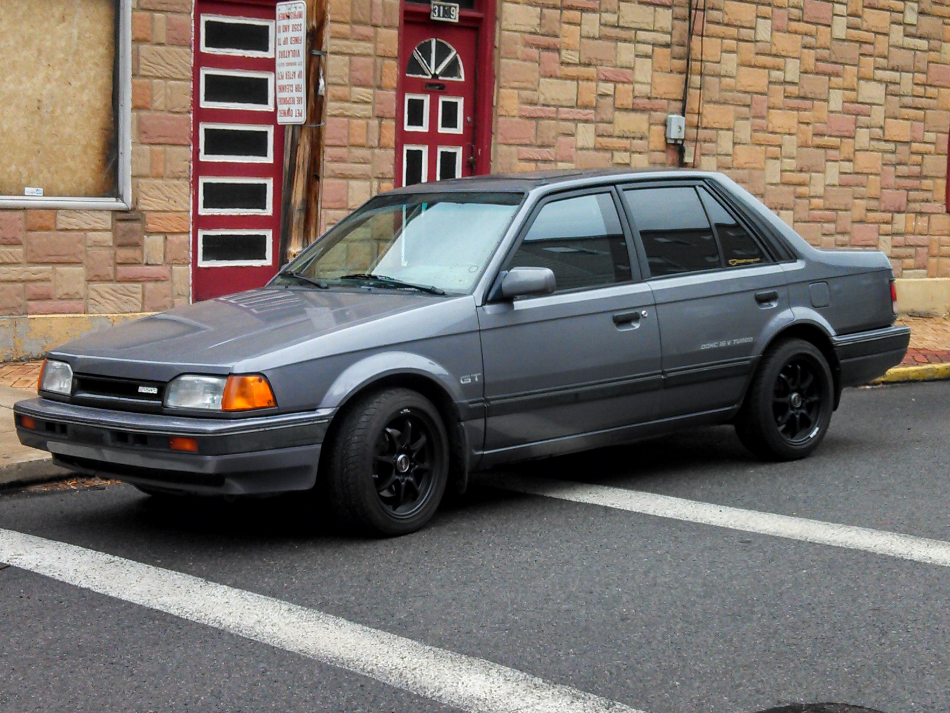 800台以下しか作られなかったうちの1台。1988年製のマツダ323gtターボ