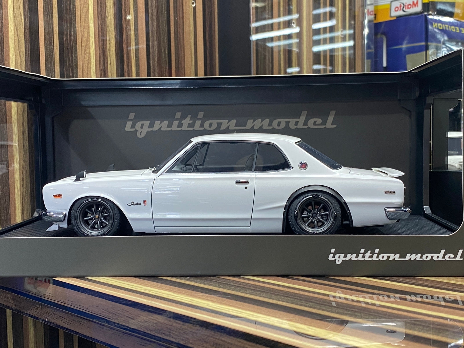 1/18 Diecast Nissan Skyline 2000 GT-R White Ignition model