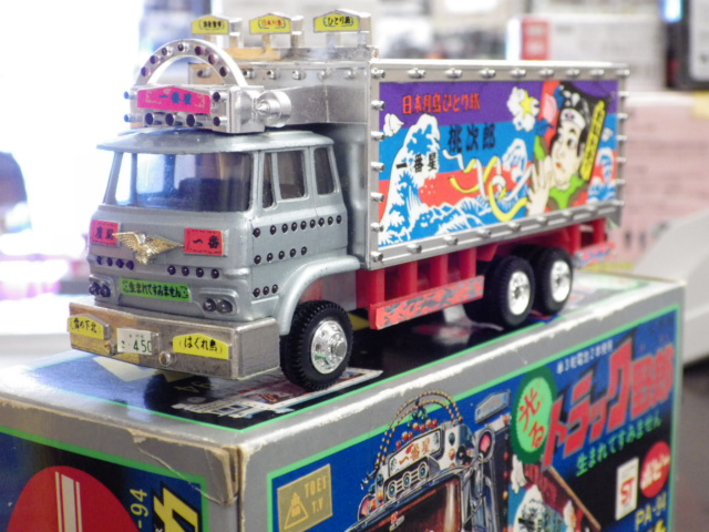 ミニカーショップグローバル - ポピニカ 光る トラック野郎 【生まれて