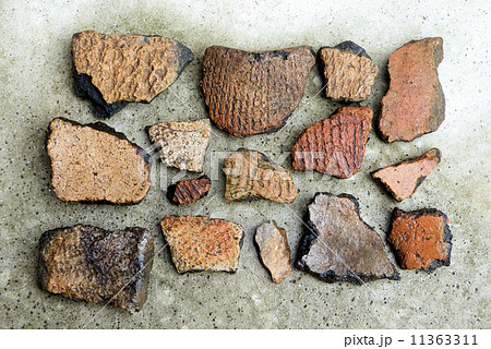 庭から出土縄文土器の破片の写真素材 [11363311] - PIXTA