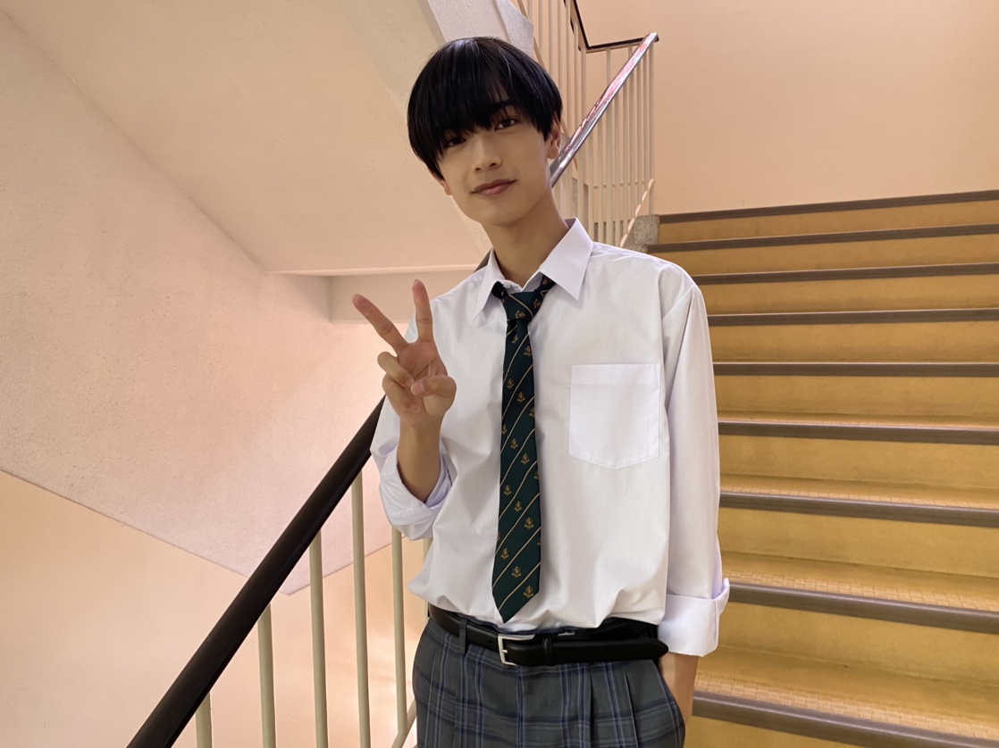 なにわ男子・高橋恭平、爆イケ制服姿でピース！初主演映画決定で祝福の