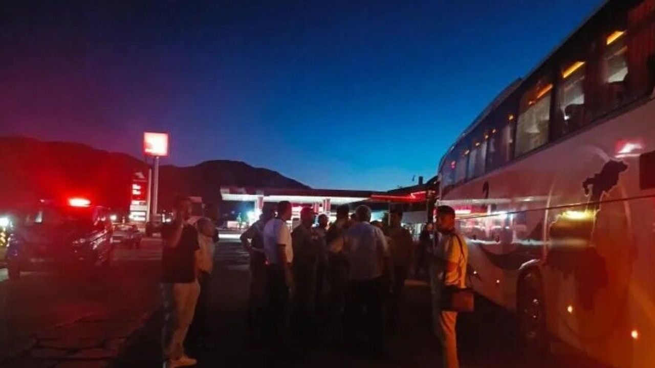 Van Otobüsüne Elazığ'da Alçak Saldırı: Yolcular Ölümden Döndü