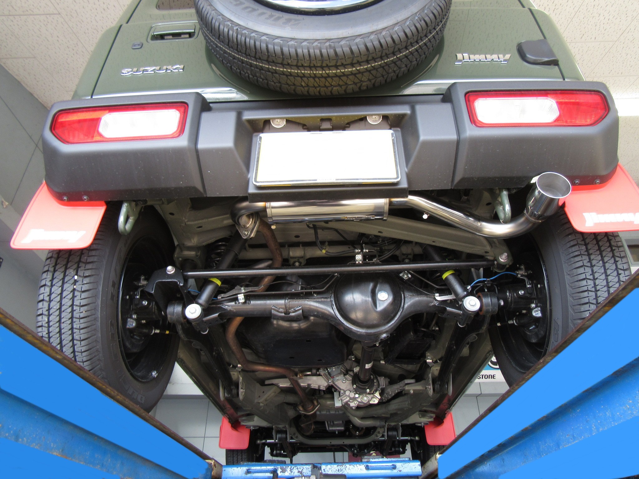 JB64新型ジムニーに、「HKS リーガルマフラー」を取り付け！ | スズキ