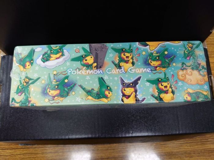 状態B〕スペシャルBOX『レックウザポンチョを着たピカチュウ』【未開封