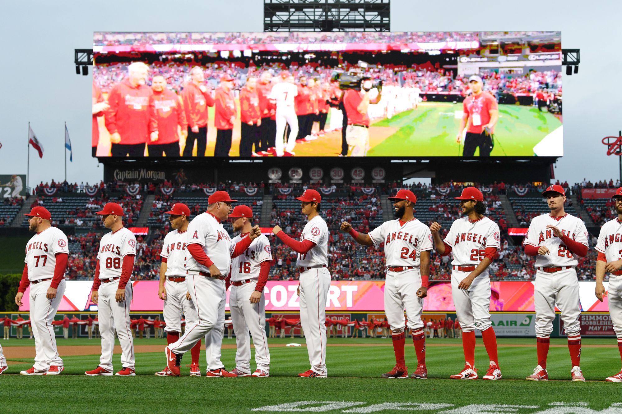 初登板で初勝利した大谷翔平（右から3人目）。六回の投球を終え