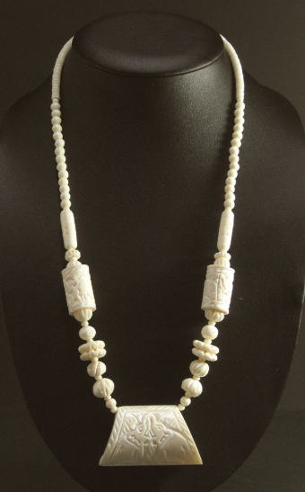 ラクダ骨ネックレス<アフリカのビーズアクセサリー：アフリカ雑貨アザライ