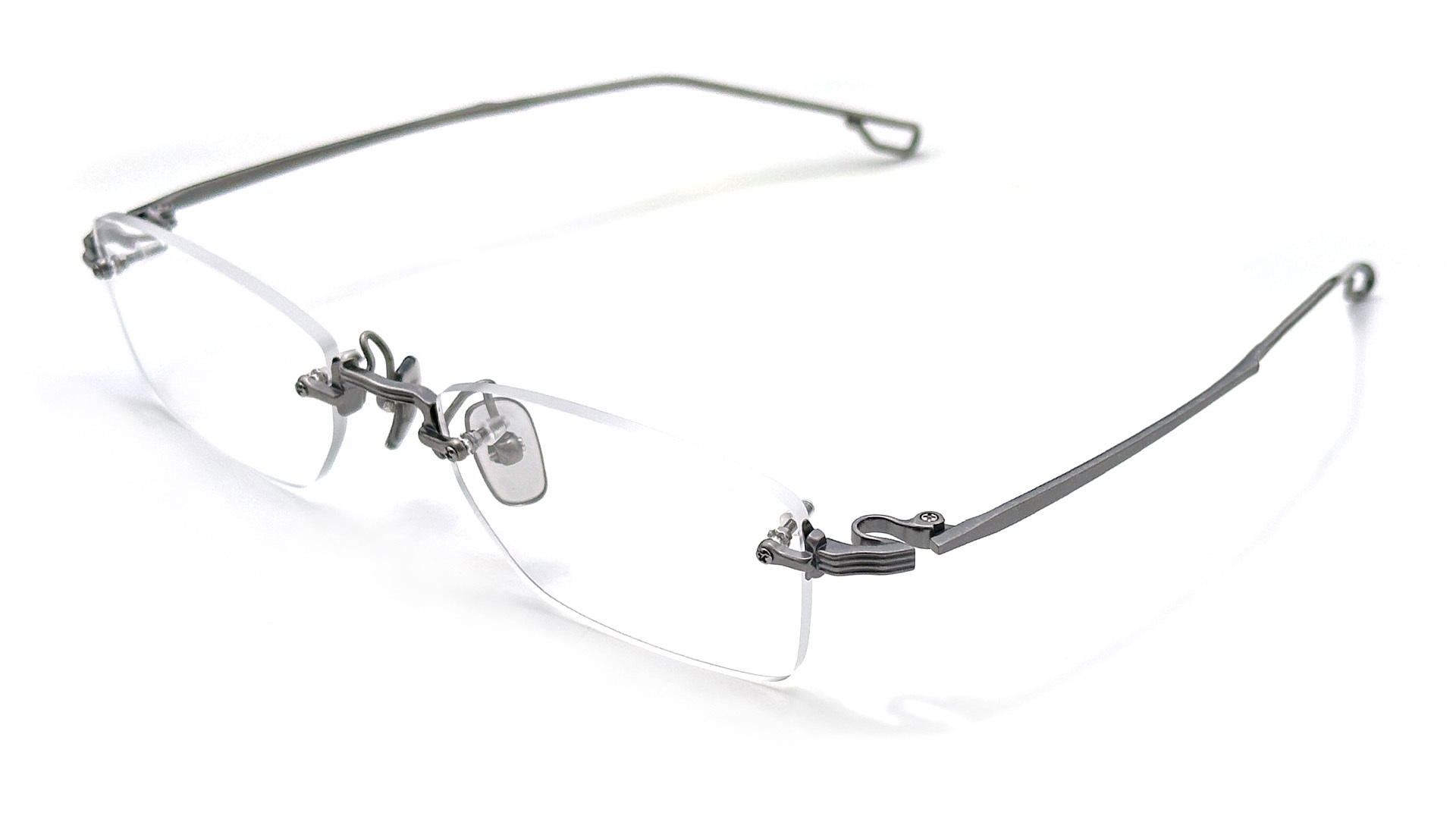 目元の表情を崩さない新作スクエアリムレス眼鏡フレーム 999.9「TW-21T