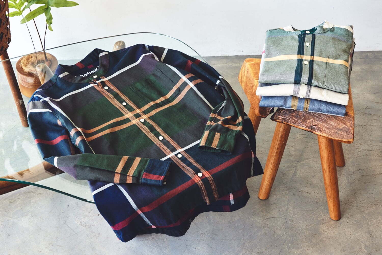 バブアーの24年春夏新作、“タータンチェック”のバンドカラーシャツ