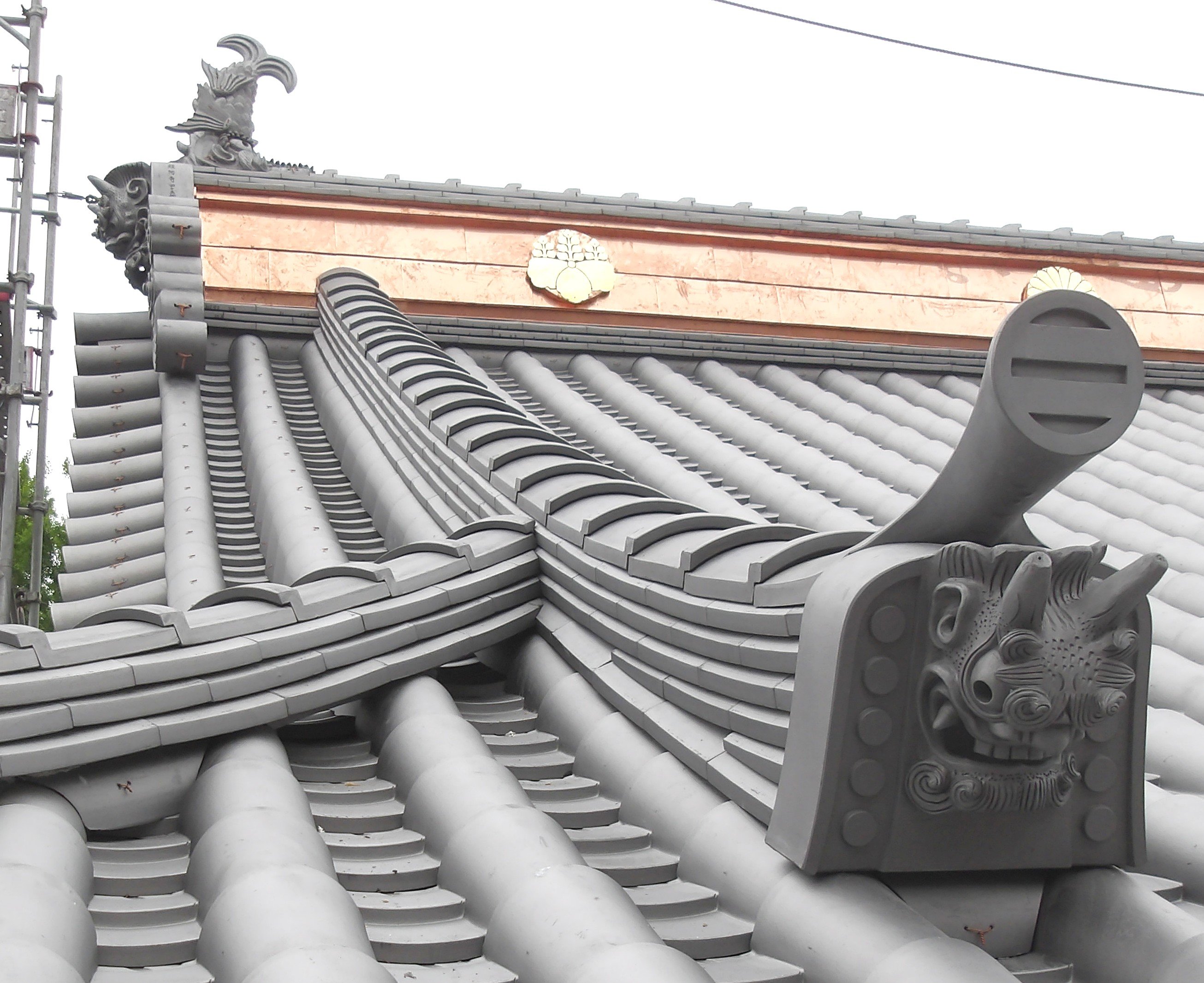 足利市指定文化財の鑁阿寺様中御堂（不動堂 栃木県足利市）の瓦葺きが