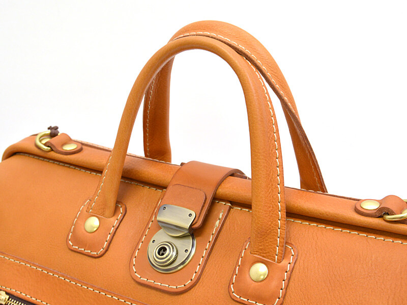 旅行に便利な大ポケット付きのソフトレザー口枠ボストンバッグ / 革鞄