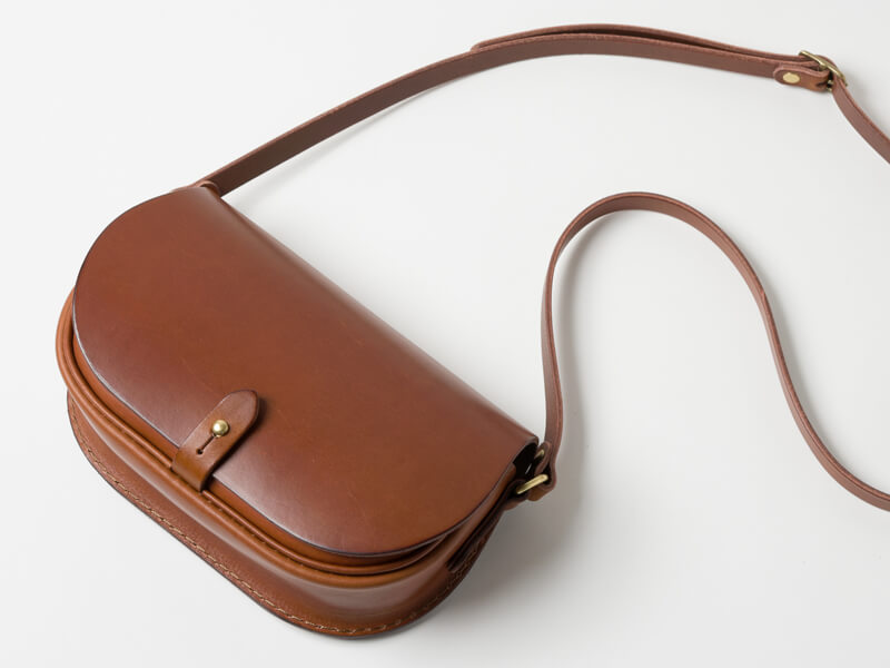 メンズレディース問わずにおすすめのギボシ留めミニショルダーバッグ