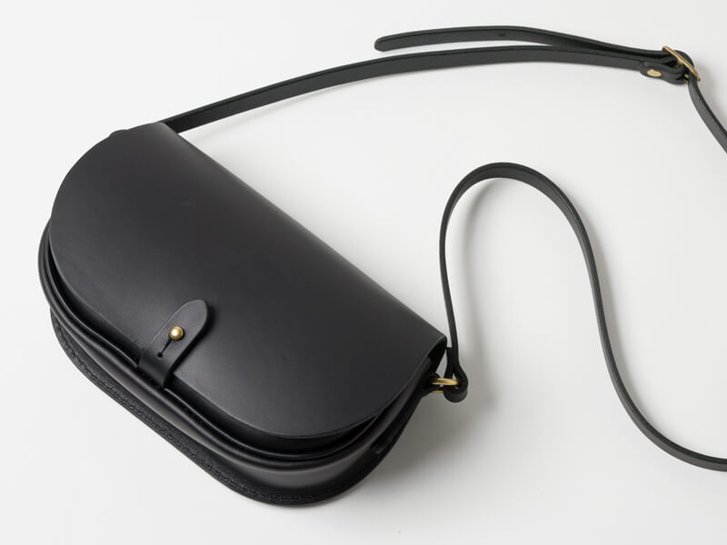 メンズレディース問わずにおすすめのギボシ留めミニショルダーバッグ