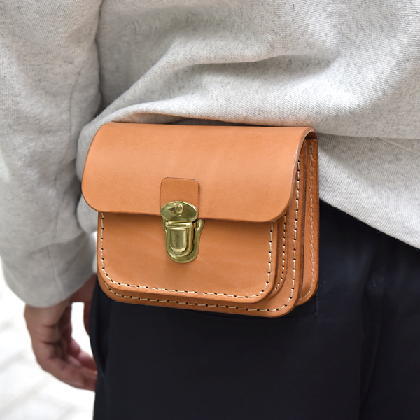 分厚い革でカッチリと作ったメンズ向けのベルトポーチ / 革鞄のHERZ