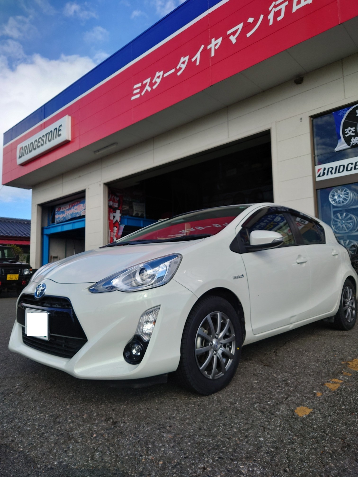 トヨタ アクア ブリザック VRX3 175/65R15 装着 【スタッドレスタイヤ