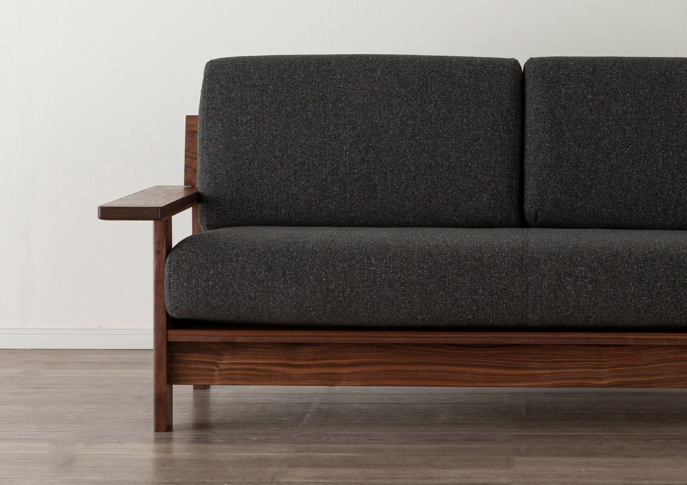 ゆったりと広く魅せるロー&ワイドなフォルム [Wise / ワイズ] 1Pソファ