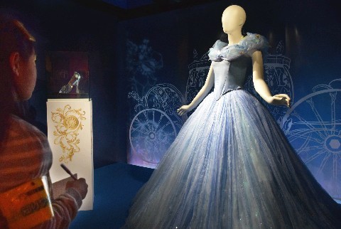 実写映画「シンデレラ」で主人公シンデレラが着たドレス。クリスタルが