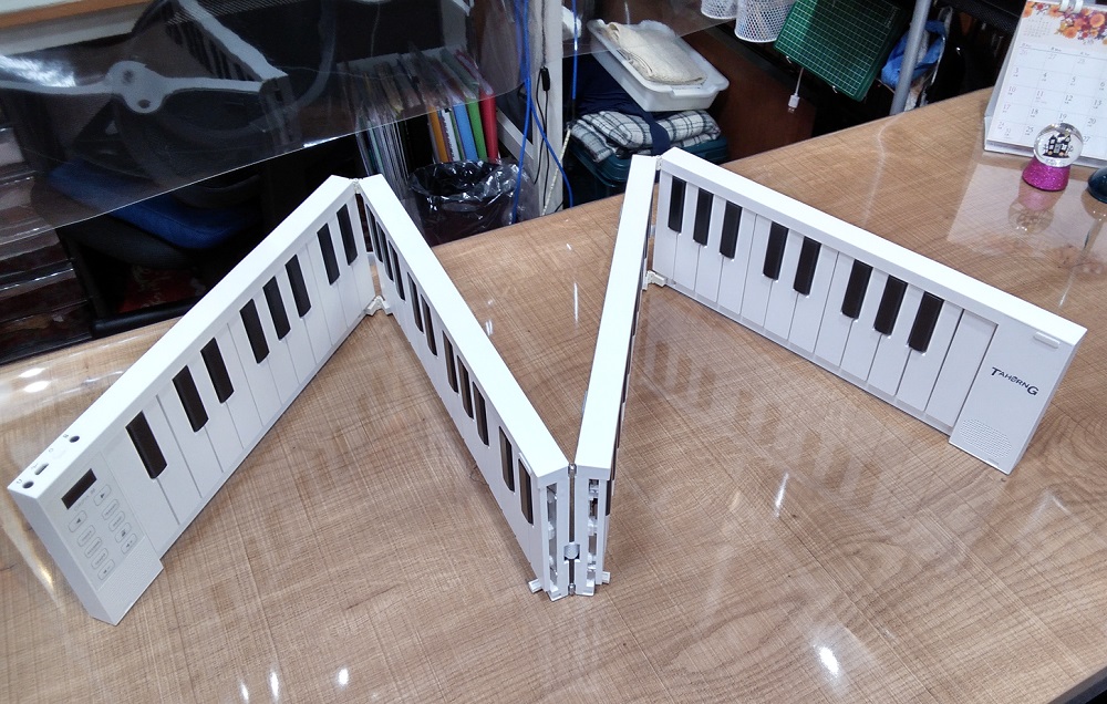 話題の商品】折りたたみ式の電子キーボード『オリピア88』がお店に入荷