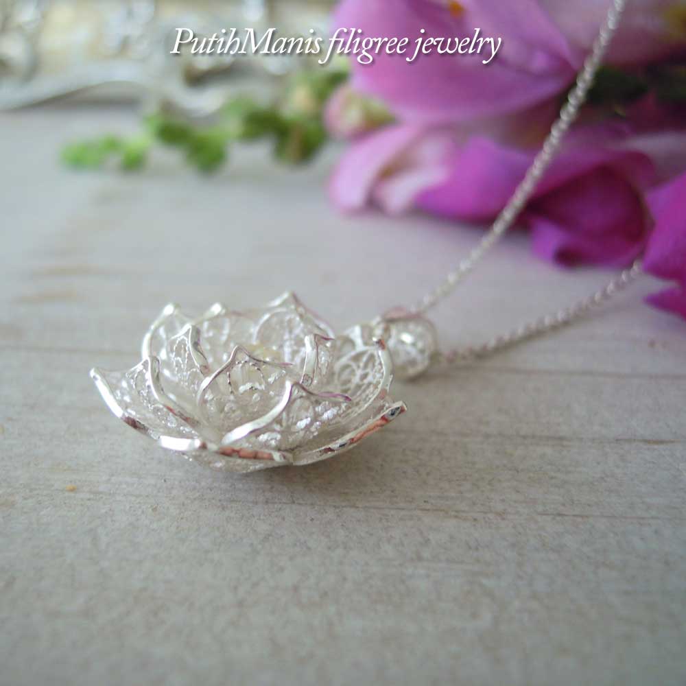 蓮の花のネックレス(M1)｜CZ一粒石を入れた大きめロータス、蓮の花の