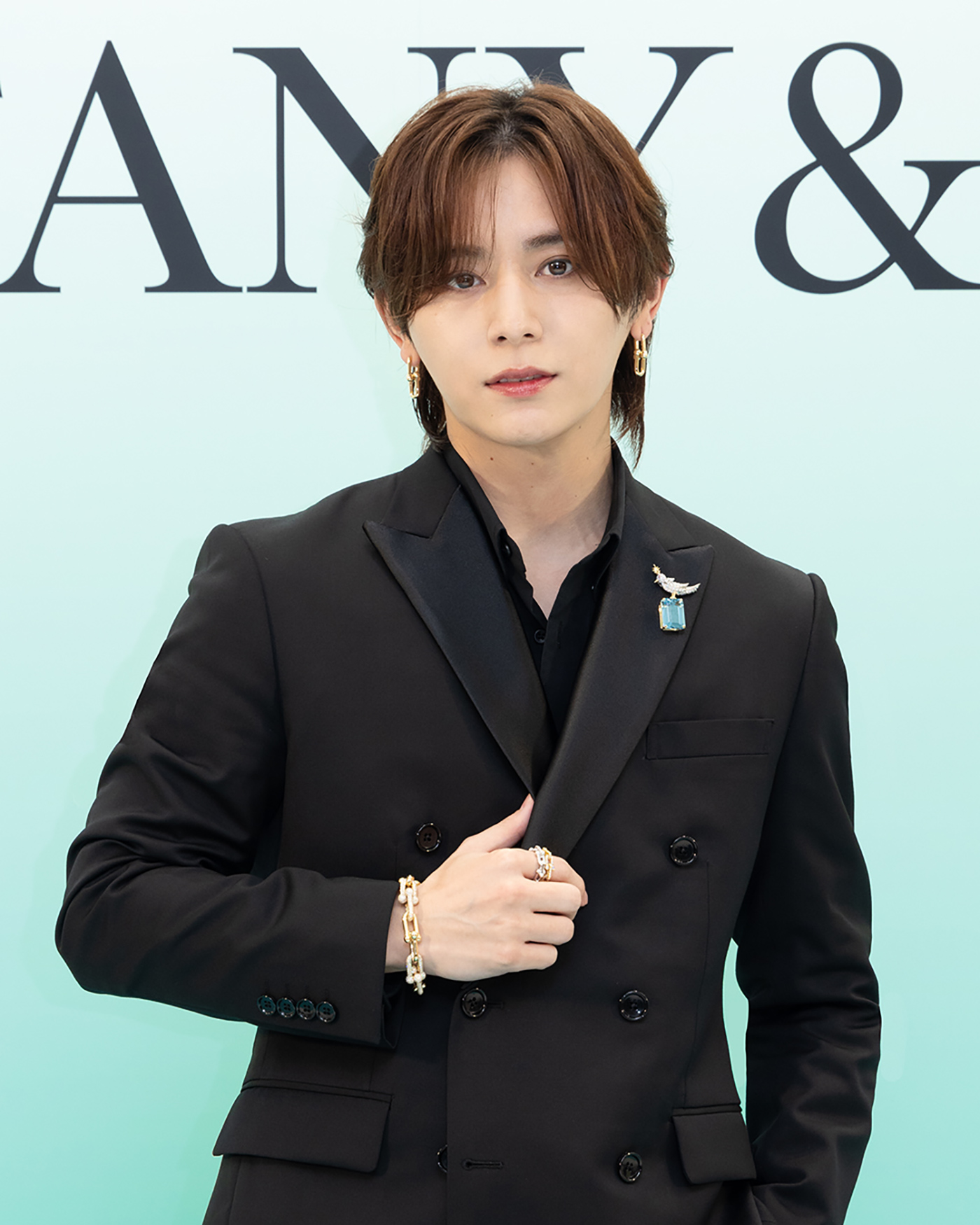 大阪の繁華街にHey! Say! JUMP山田涼介が降臨！美しさ際立つ黒スーツで