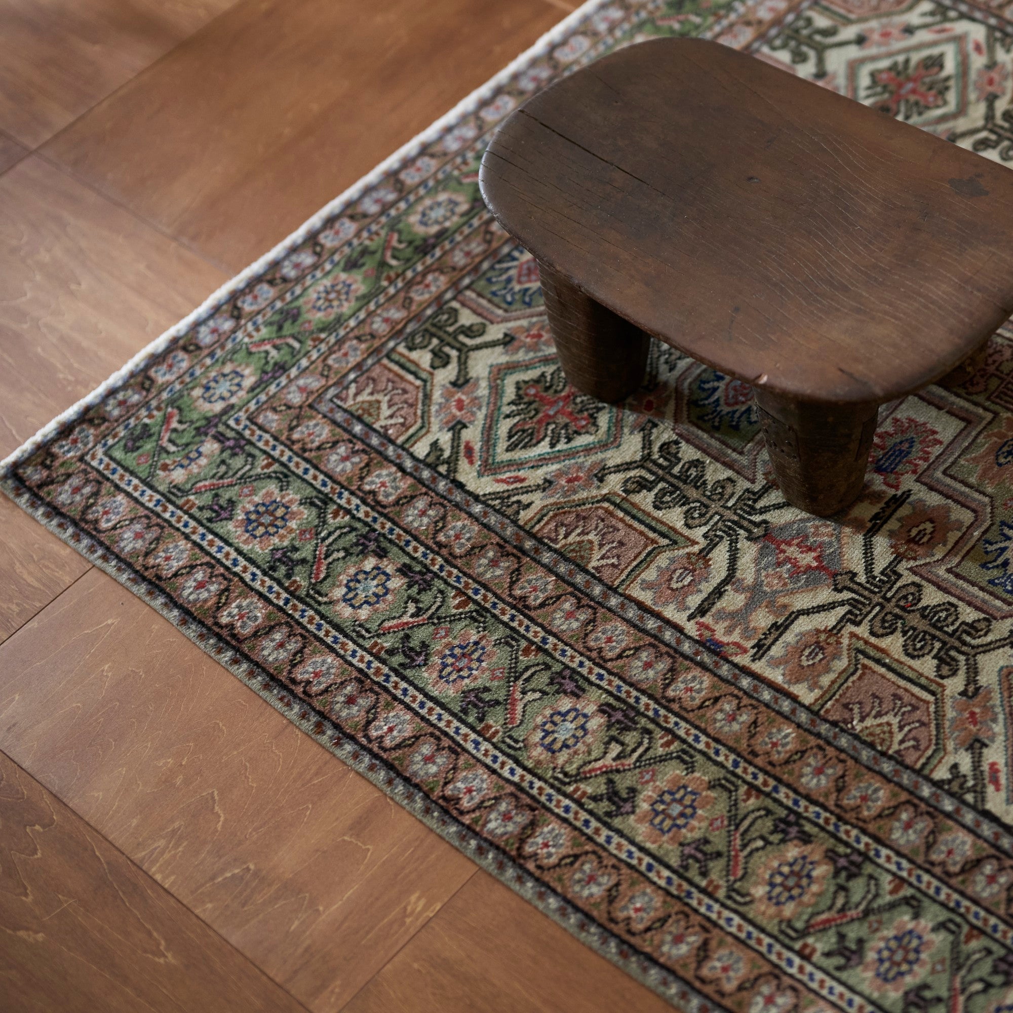 ヴィンテージラグ、はじめの一枚｜暮らしに、時間の深みを敷くという