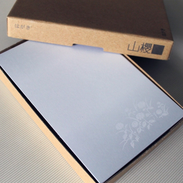 山櫻喪中はがき No.7168 桔梗(薄口) CoC 〒グレイ枠入 ☆: 慶弔用関連