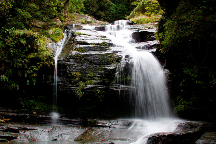 滝つぼのない、水しぶきが豪快な滝へ！木陰が多い清流で凉を感じよう