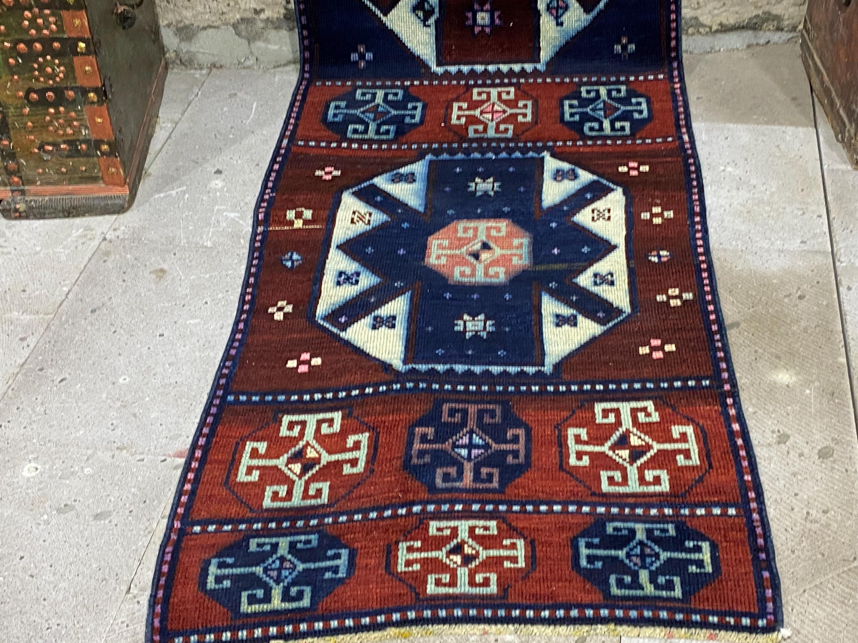 ヴィンテージトルコウールランナーラグ：赤と青の幾何学模様の廊下用
