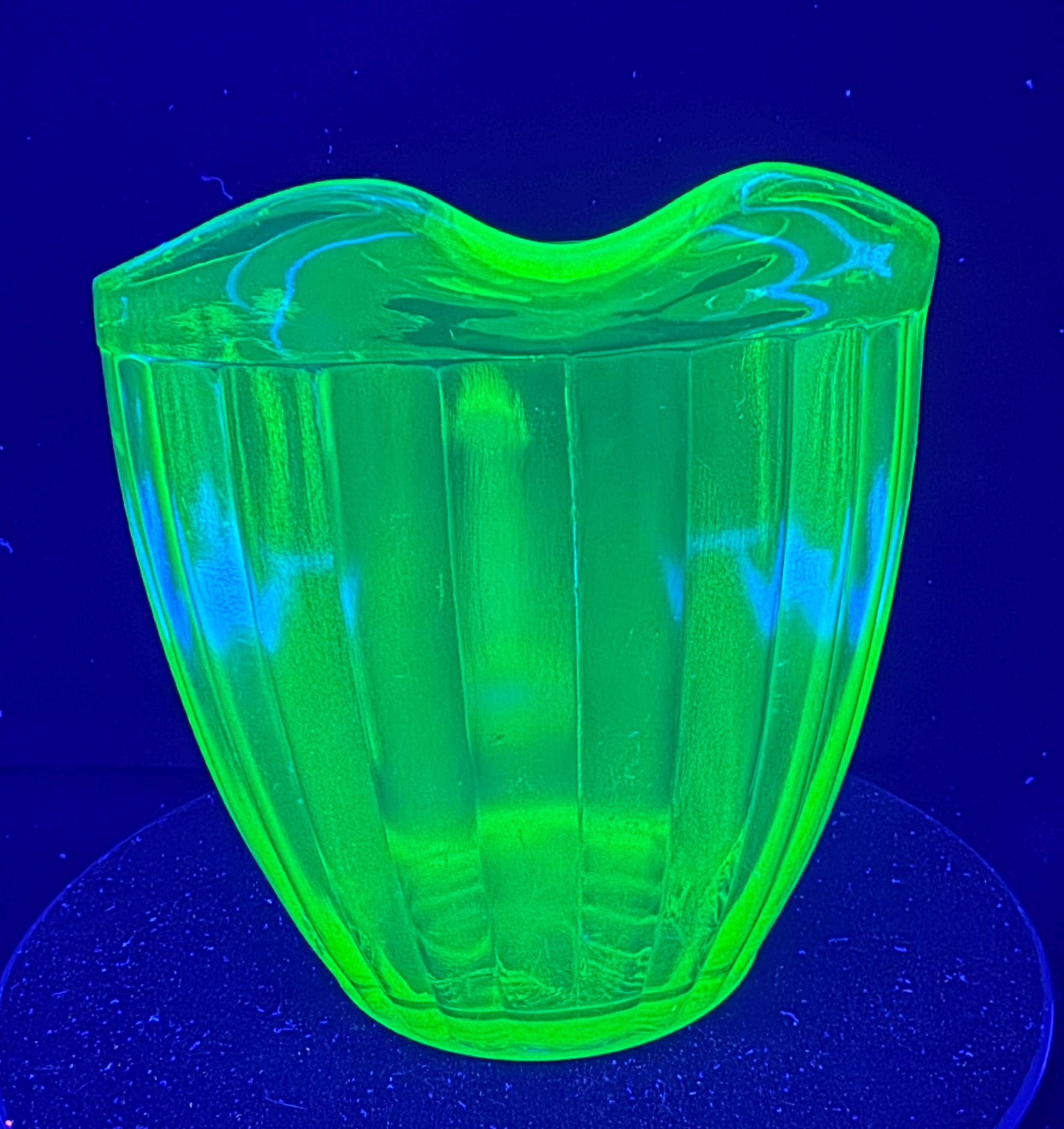 ヴィンテージグリーンウランガラスショートリブウォーターピッチャー