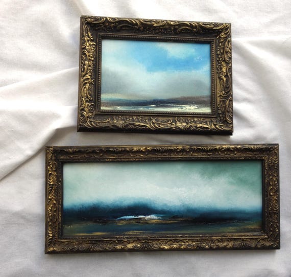 ヴィンテージスタイルのゴールドフレームに入った小さなオリジナルの