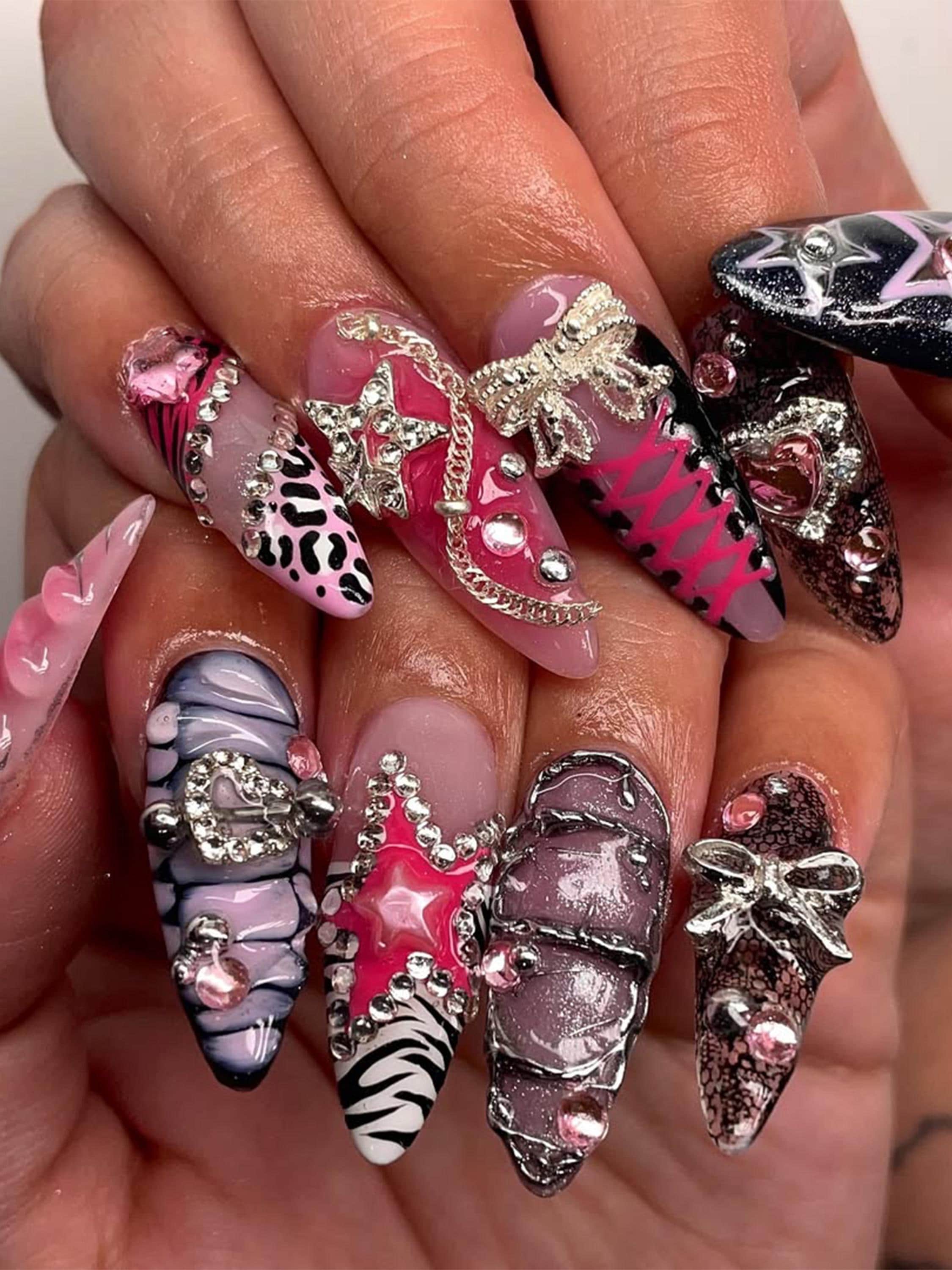 ゴシックピンク＆ブラックロングアーモンドネイル | ドラマティック