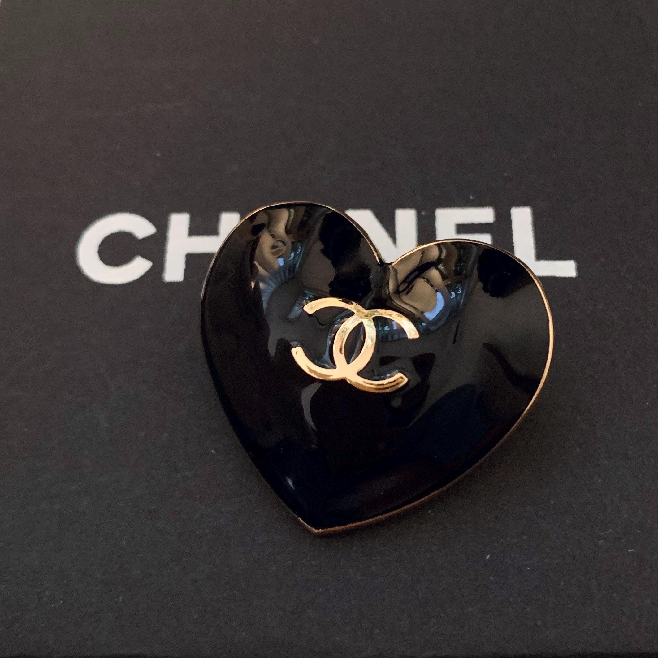 CHANEL アメリカ国旗 ハート型ピンバッジ CHANEL アメリカ国旗 ハート