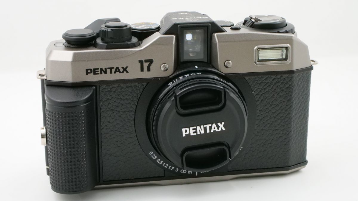 令和に現れた本格フィルムカメラ「PENTAX 17」の外観を細かくチェック