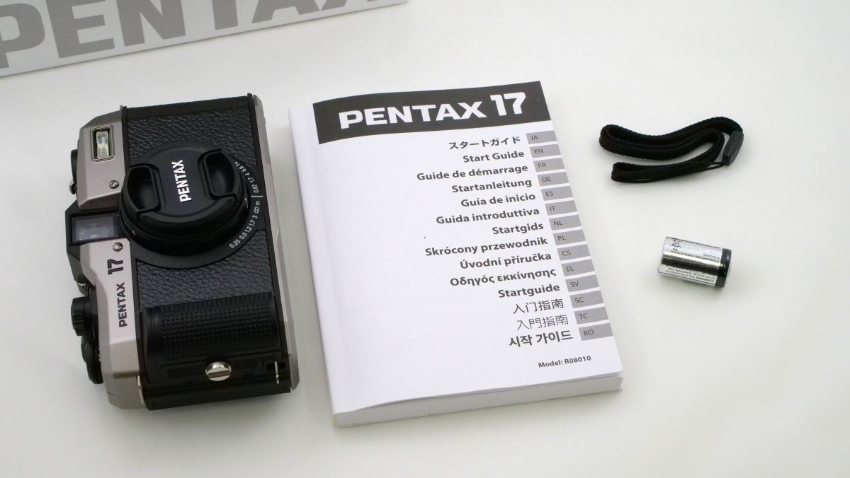 令和に現れた本格フィルムカメラ「PENTAX 17」の外観を細かくチェック