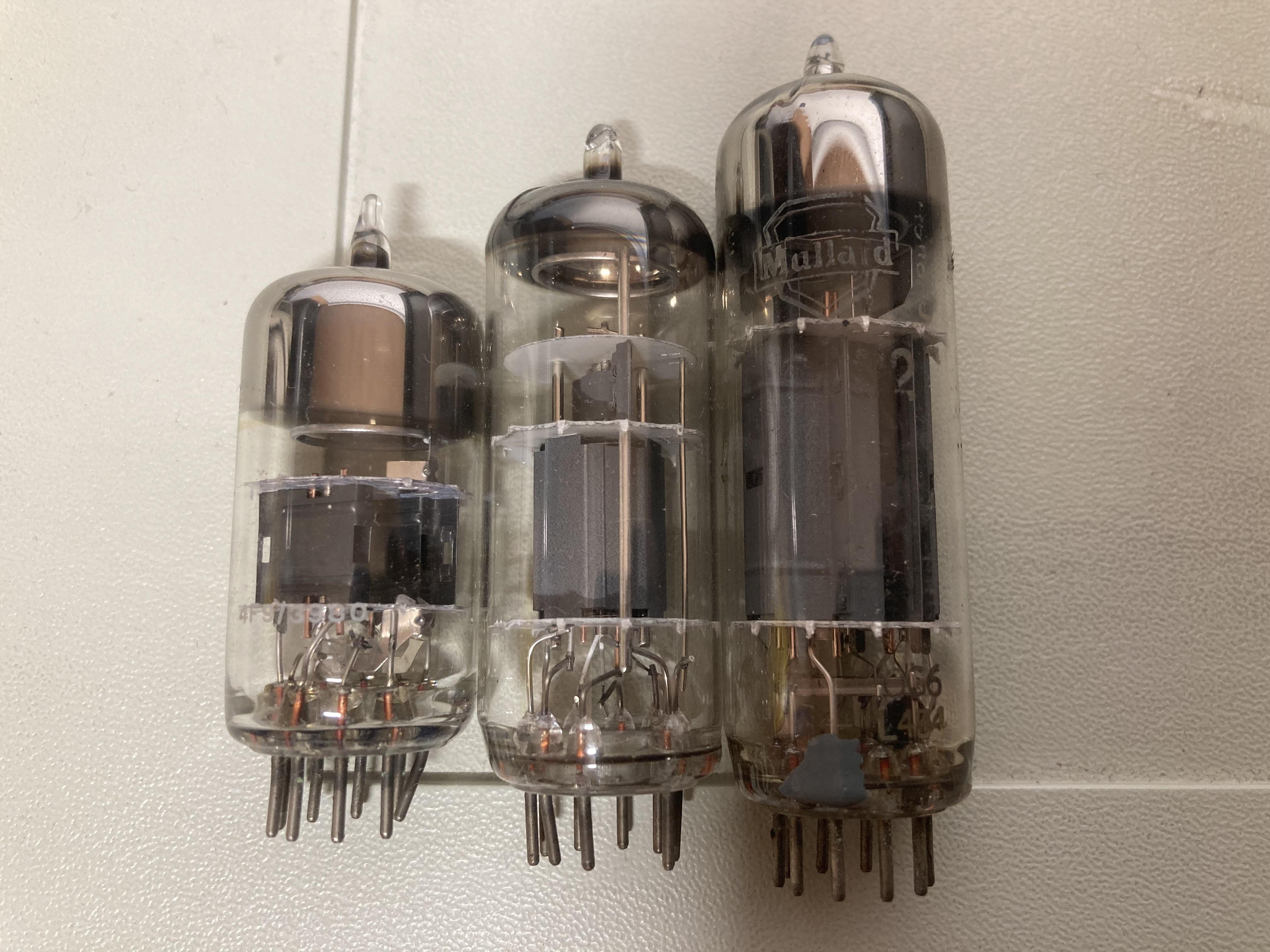 内部とピン接続に基づいて、これらの3つの真空管の部品番号を特定