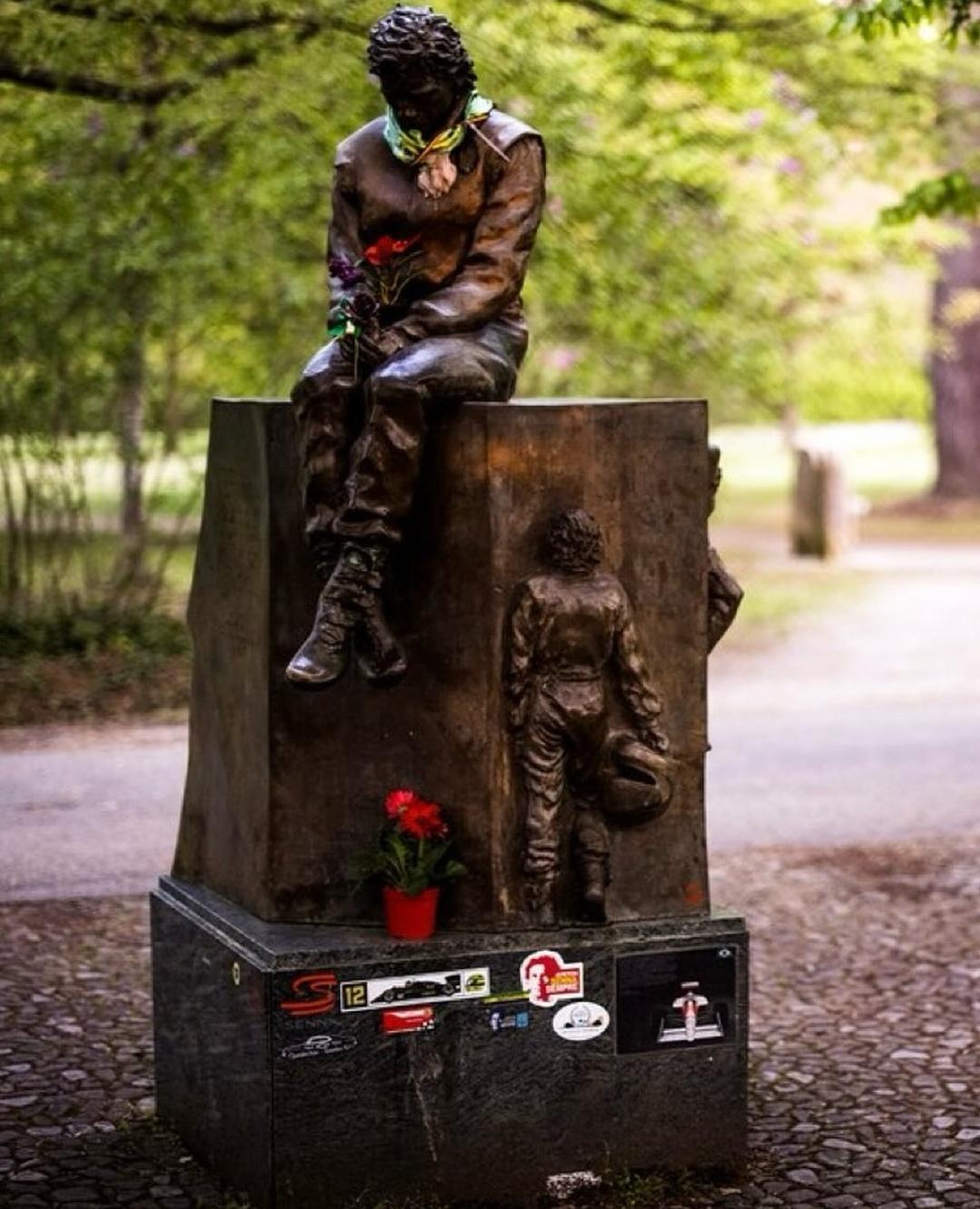 イモラにあるローランド・ラッツェンバーガーとアイルトン・セナの像