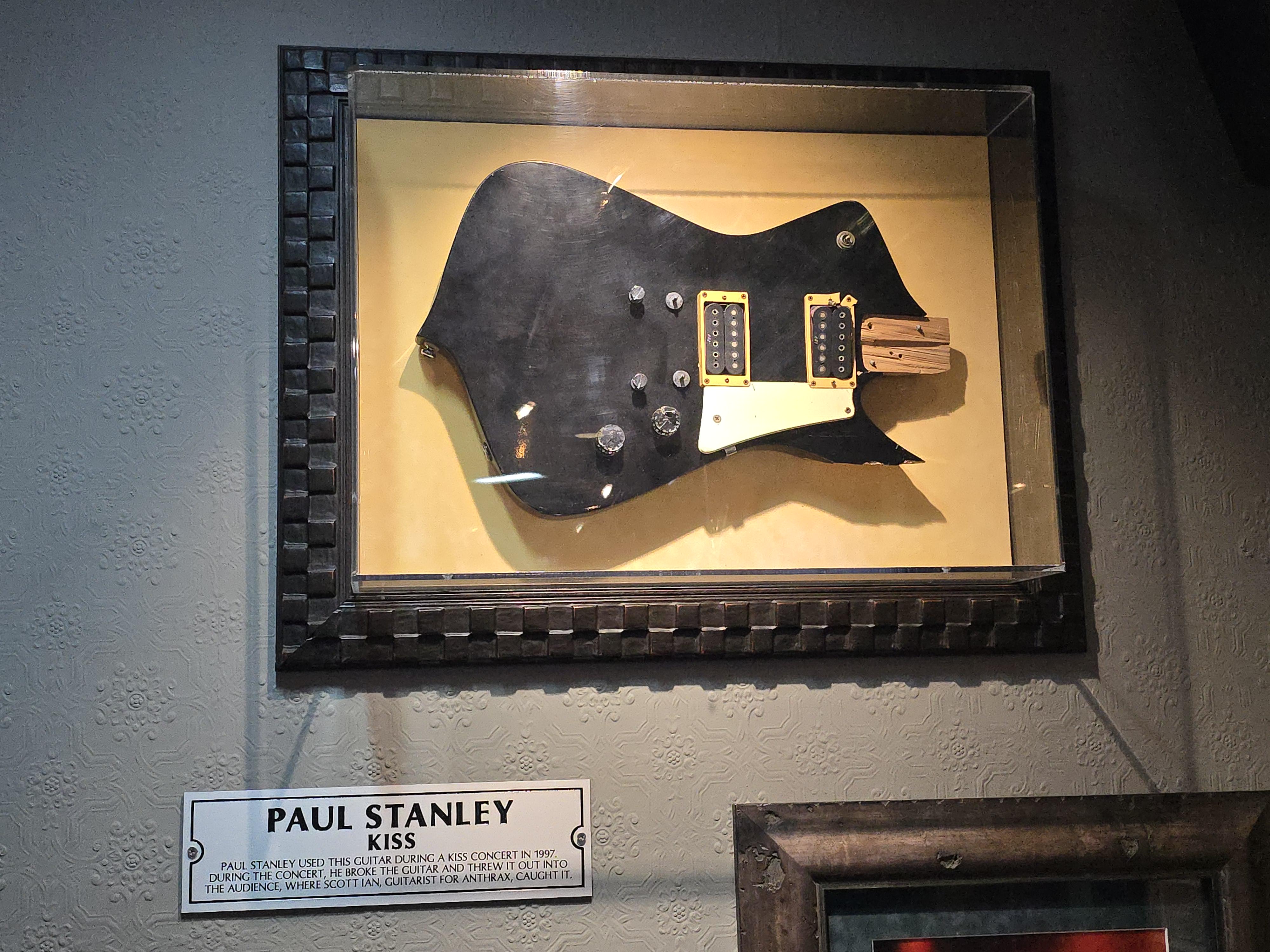 ポール・スタンレーのぶっ壊れたギター : r/KISS