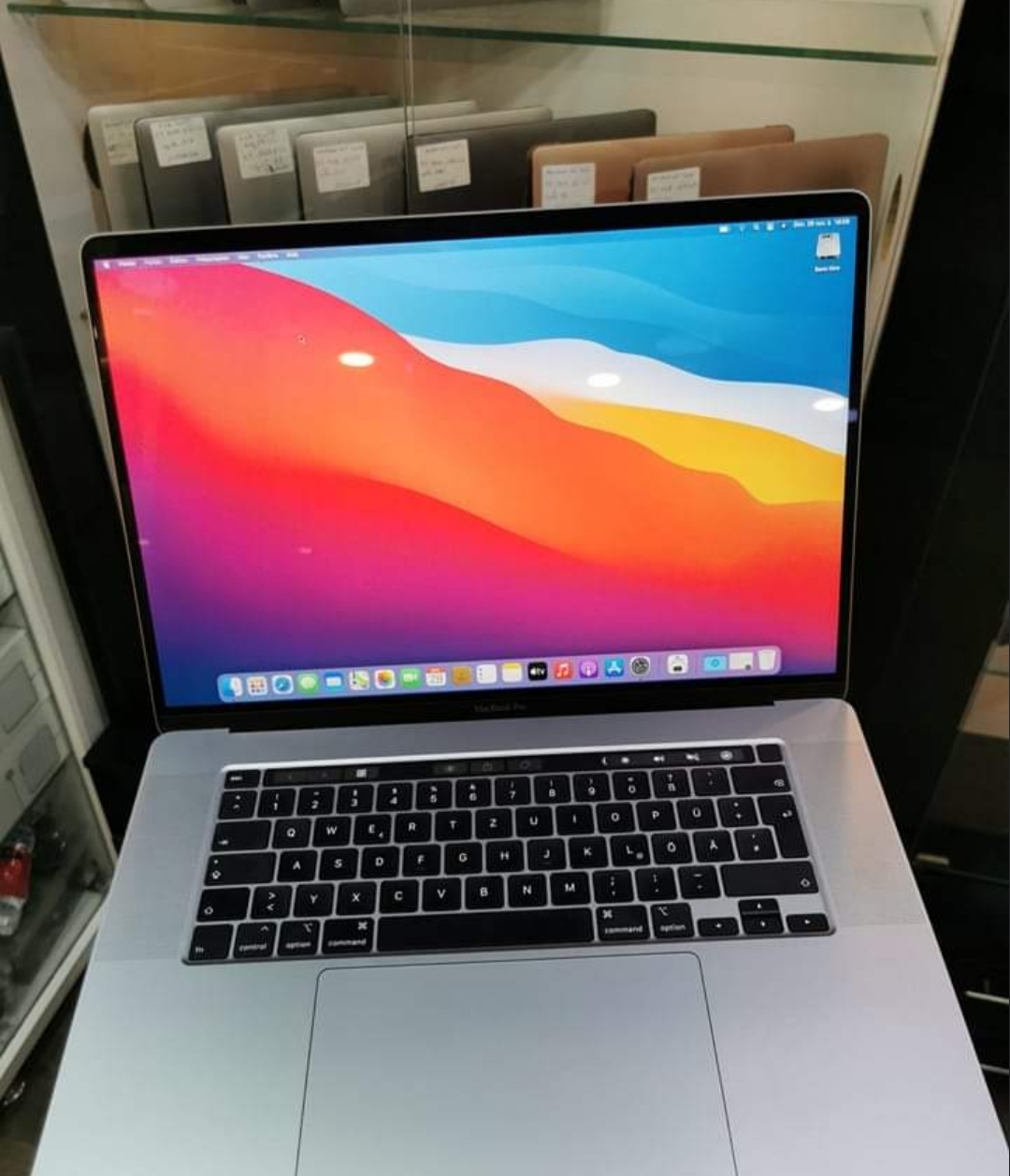 それで、2019年のMacBook Pro i9 16インチ、32GB RAM、1TB SSDを見つけ