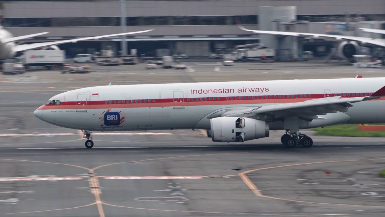 Garuda Indonesia Retro Livery Airbus A330-300 PK-GHD Landing and