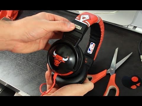 Christmas Unboxing! Skullcandy: Chicago Bulls Headphones | Derrick