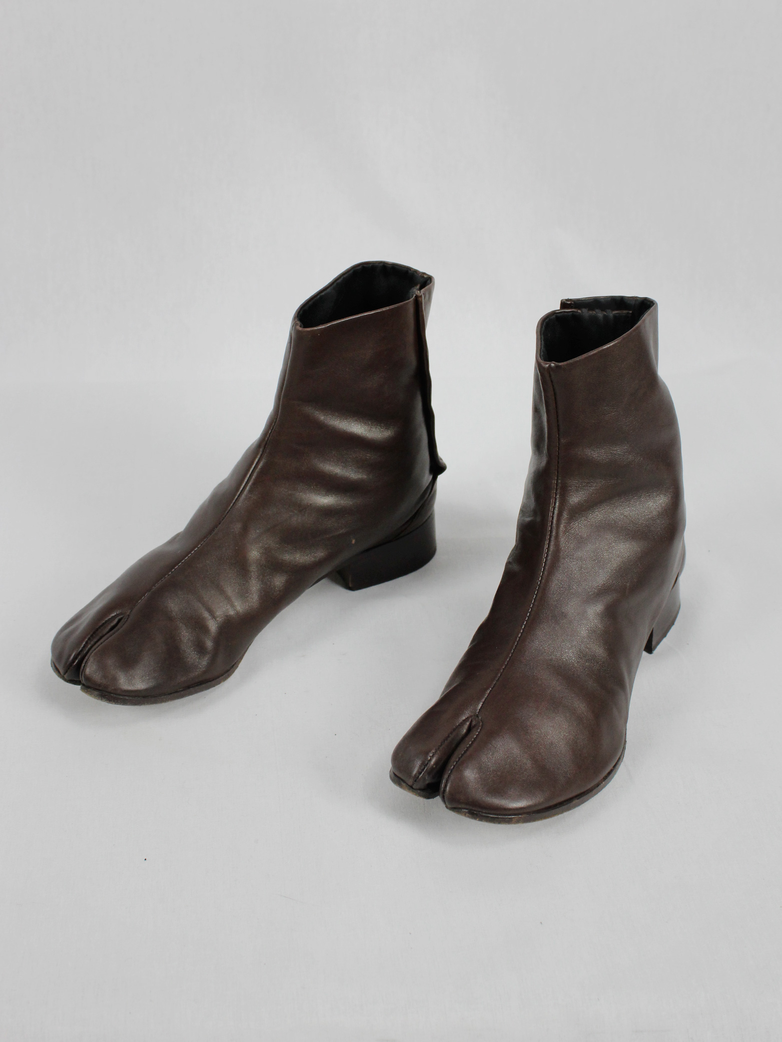 Maison Martin Margiela brown tabi boots with low heel (40) — fall
