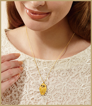 純金のふくろう＞ダイヤモンド入り24金製宝飾ペンダント：I・E・I