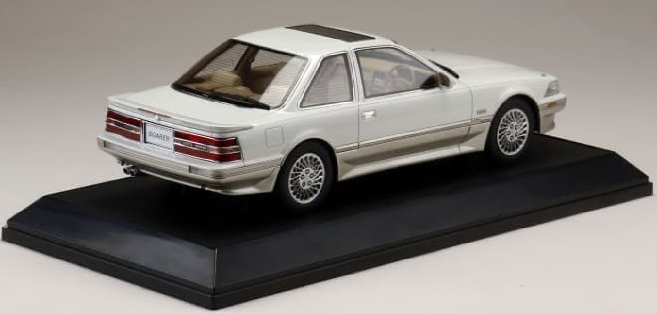 懐かしいトヨタ「ソアラ」を机の上において ― 「1/18 トヨタ ソアラ
