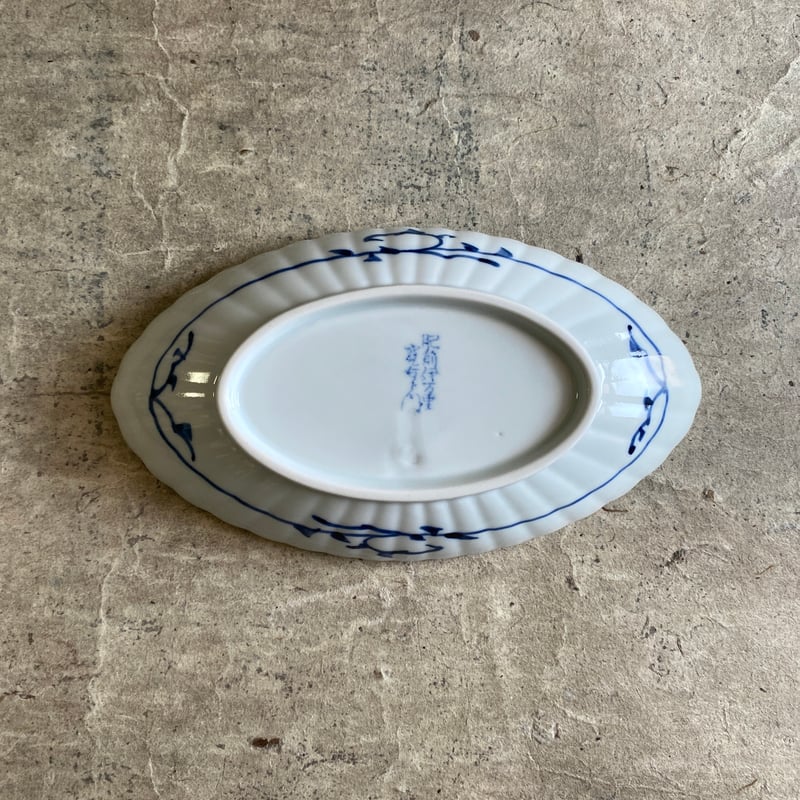 伊万里焼 寛右衛門窯 染付菊唐草楕円皿 | MatsuBokkuri