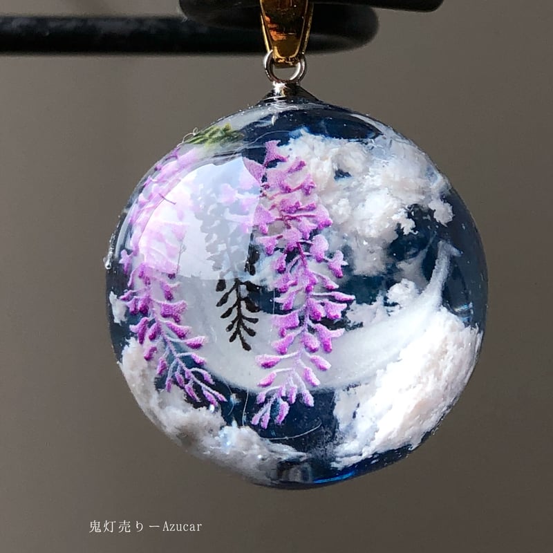 夜空の風でなびく藤の花 球体に閉じ込めた雲レジンとオルゴナイトの
