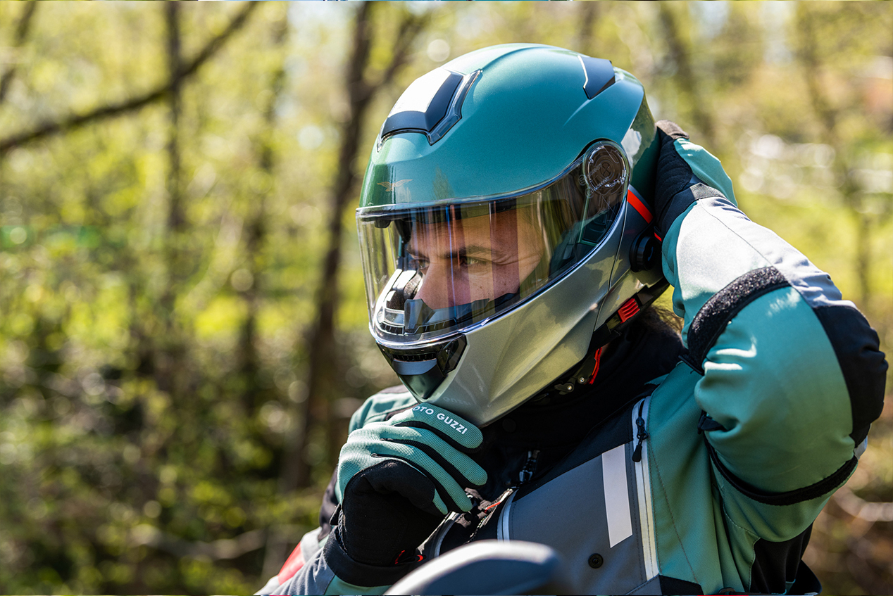 V100 World: clothing and accessories | Moto Guzzi | Moto Guzzi