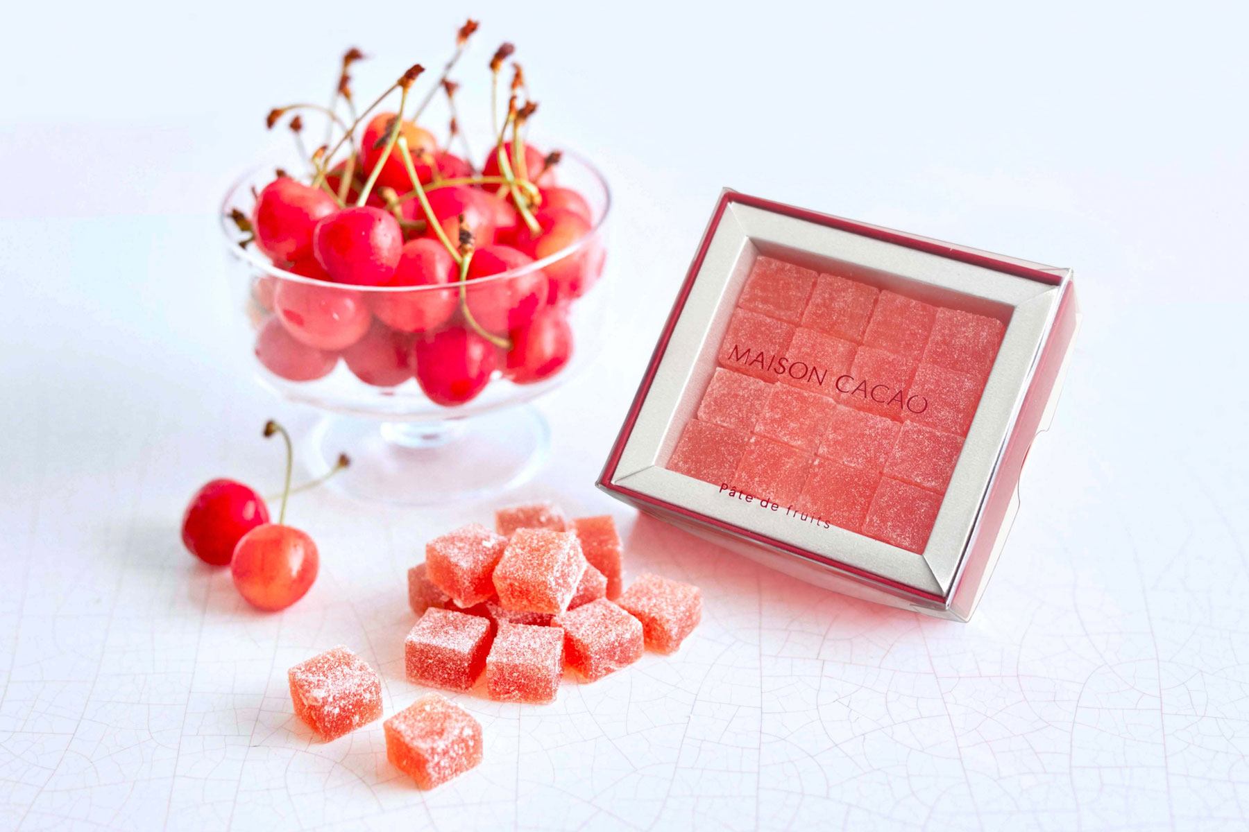 旅するメゾン」より山形県の佐藤錦を使用したチョコレートスイーツが