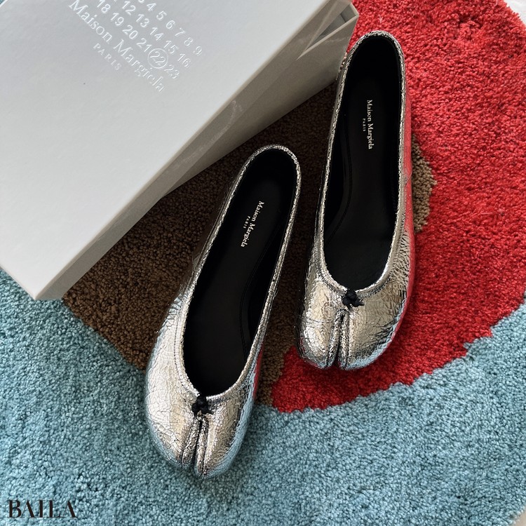 メゾン マルジェラ』の名品「タビ」のシルバーシューズで秋のキラキラ