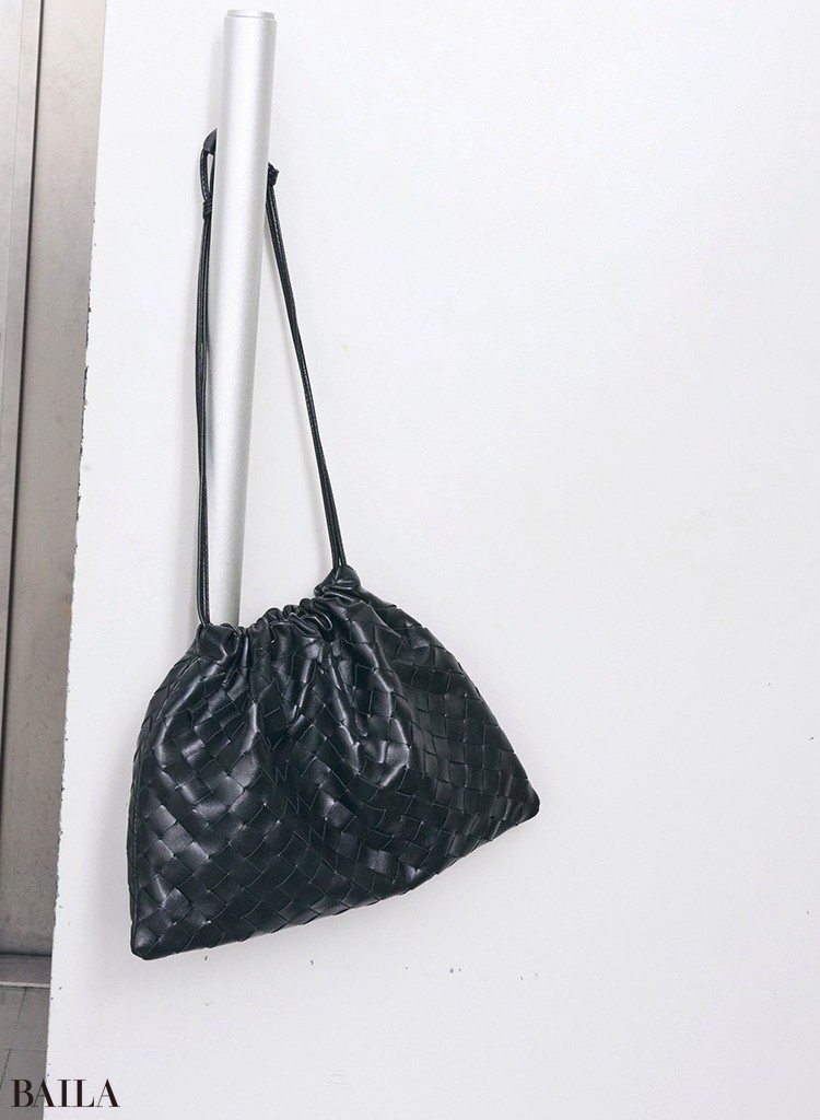 ボッテガ・ヴェネタ】即サマになる新作の巾着バッグ「ミディアム