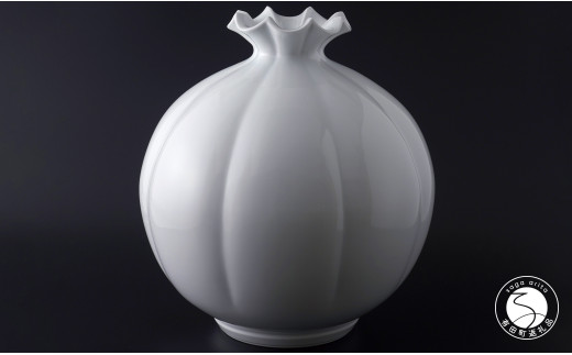 人間国宝 井上萬二作 白磁花紋彫文 壷 有田焼 A6000-2 - 佐賀県有田町