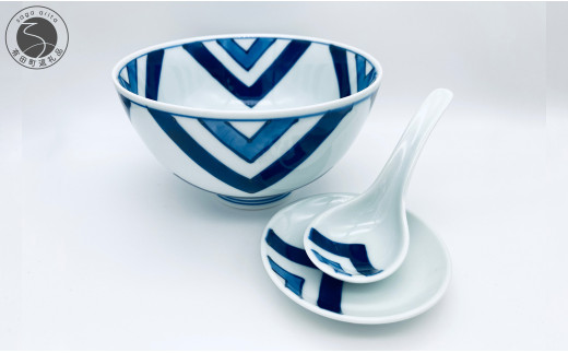有田焼 飽きのこない唐草紋様の丼とレンゲのセット【しん窯 青花